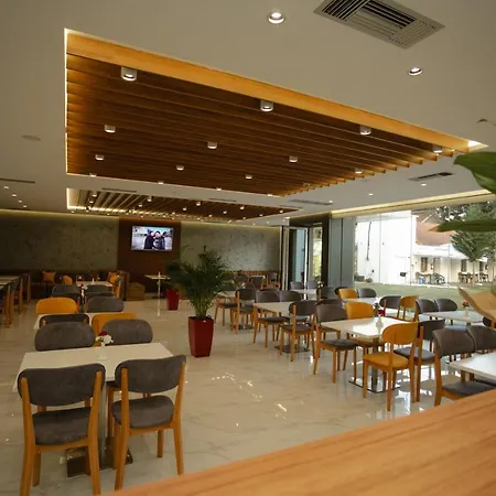 Kompleksi Royal Hotel