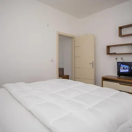 Kompleksi Royal Hotel Velipojë
